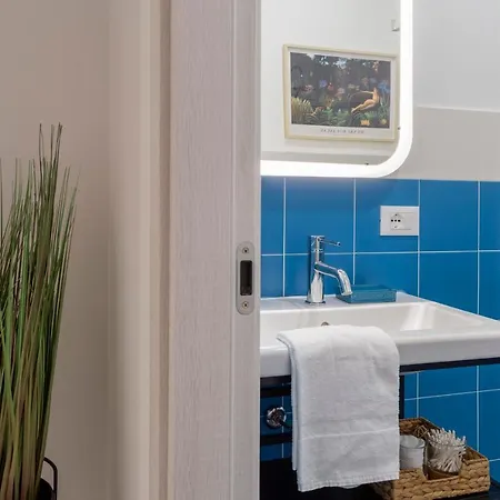 Stylish With An Arty Touch Fast Wifi